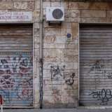 ...ma anche dell�ex sede del Partito della Rifondazione Comunista �Karl Marx�, completamente ricoperta di graffiti
